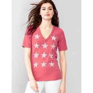 Gap V-neck faded red T-shirt with white stars
